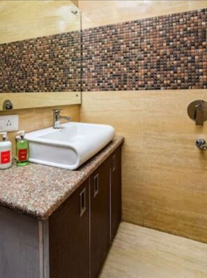 Studio | Salle de bain | Douche, articles de toilette (gratuits), serviettes fournies, savon