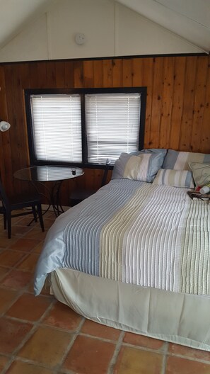 1 bedroom, WiFi, bed sheets - OSWEGO LAKEFRONT STUDIO (LAKE OSWEGO)