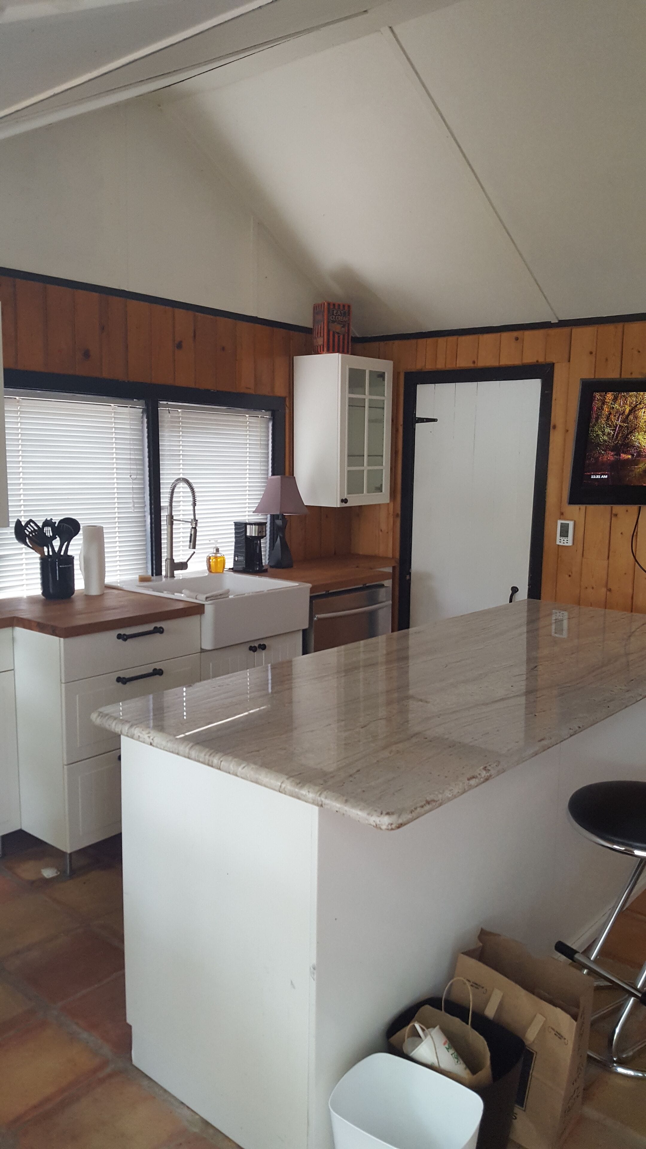 Micro-ondes, cafetière/bouilloire, grille-pain, blender