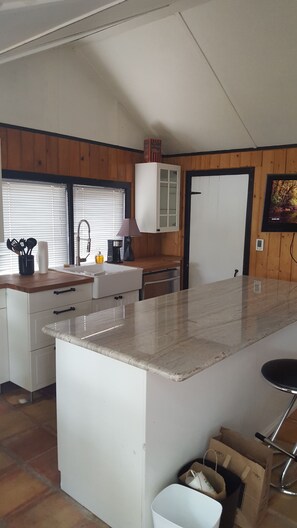 Mikrovågsugn, kaffe- och tebryggare, brödrost och mixer