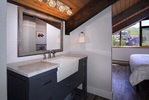 2 bedrooms, WiFi, bed sheets - Emmons Ease, 2BR/2BA, Remodeled at ski resort, hot tub (Mt. Crested Butte)