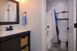Bathtub, hair dryer, towels - Emmons Ease, 2BR/2BA, Remodeled at ski resort, hot tub (Mt. Crested Butte)
