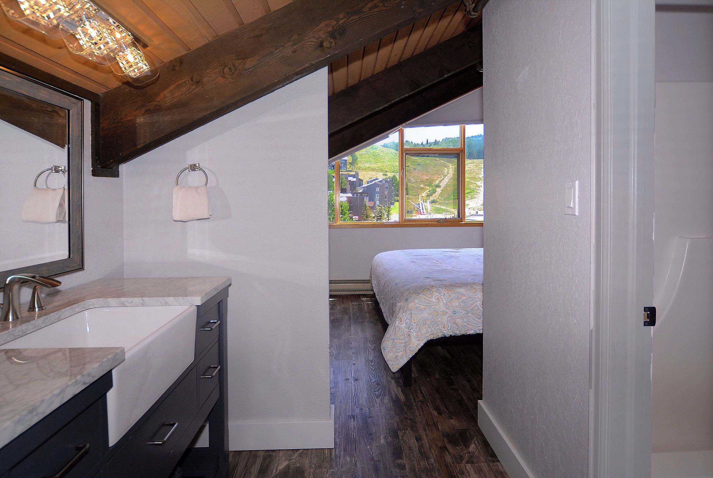 2 bedrooms, travel cot, WiFi, bed sheets