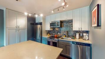 Refrigerador, microondas, horno y parrilla de estufa