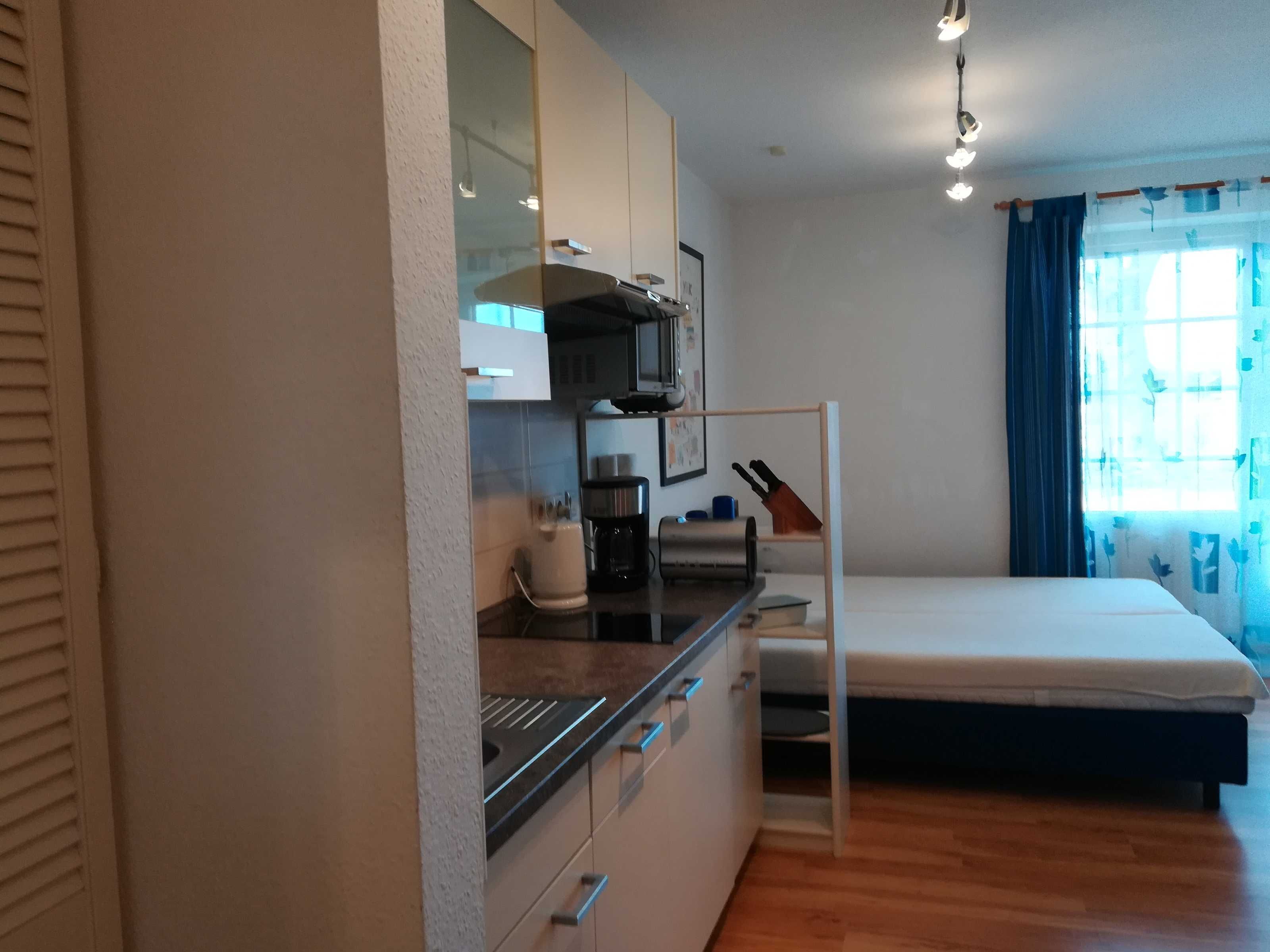 Een koelkast, een microgolfoven, een vaatwasser