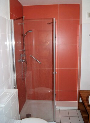 Dusche, Haartrockner, Handtücher, Seife