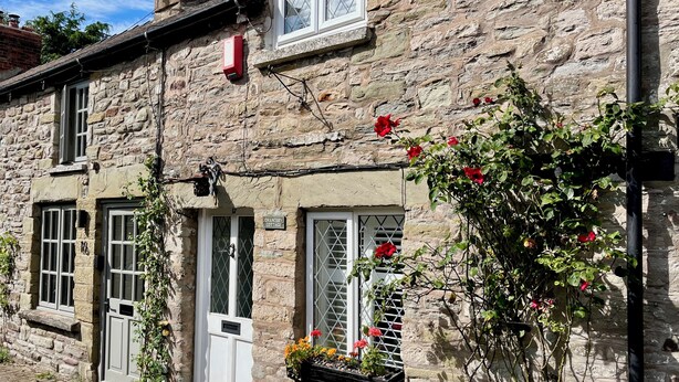 A stone cottage with a white door, windows with lattice designs, and a sign reading "CHANCERY COTTAGE." - Pretty cottage, perfect readers' retreat in centre of Hay, parking & fast wifi (Hay-on-Wye)