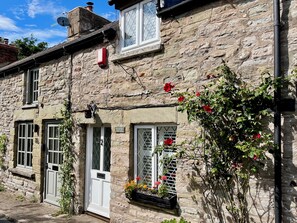 A stone cottage with a white door, windows with lattice designs, and a sign reading "CHANCERY COTTAGE." - Pretty cottage, perfect readers' retreat in centre of Hay, parking & fast wifi (Hay-on-Wye)