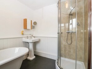 Baignoire, séchoir à cheveux, serviettes fournies, savon