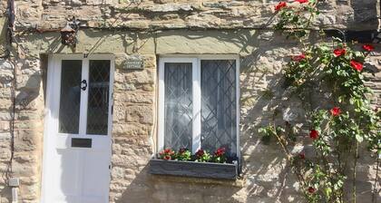 Pretty stone cottage, centre of Hay-on-wye town, private parking & fast wifi