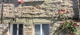 Pretty stone cottage, centre of Hay-on-wye town, private parking & fast wifi