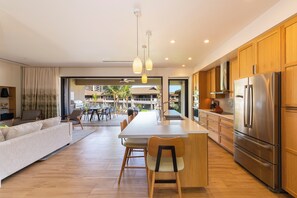 Geladeira, micro-ondas, fogão, cooktop