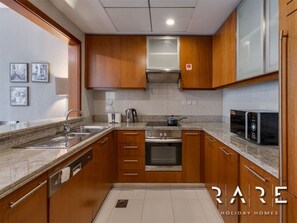 Mikrowelle, Ofen, Geschirrspüler, Wasserkocher