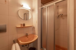 Douche, serviettes fournies