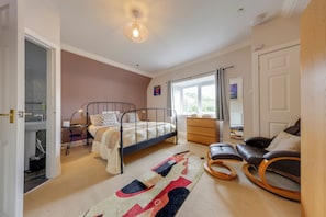 3 habitaciones, tabla de planchar con plancha y cuna de viaje 