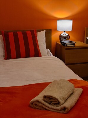 3 bedrooms, iron/ironing board, travel crib, free WiFi - Lochside apartment:  stunning views over Loch Katrine (Stronachlachar)