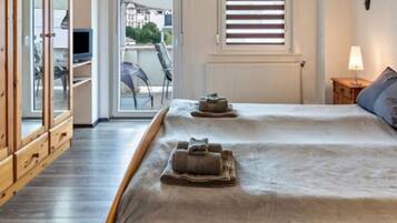 2 bedrooms, travel crib, WiFi, bed sheets