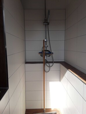 Dusche, Haartrockner, Handtücher, Seife