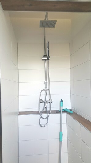 Haartrockner, Handtücher, Seife, Toilettenpapier