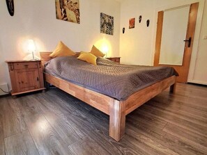 2 bedrooms, travel crib, WiFi, bed sheets