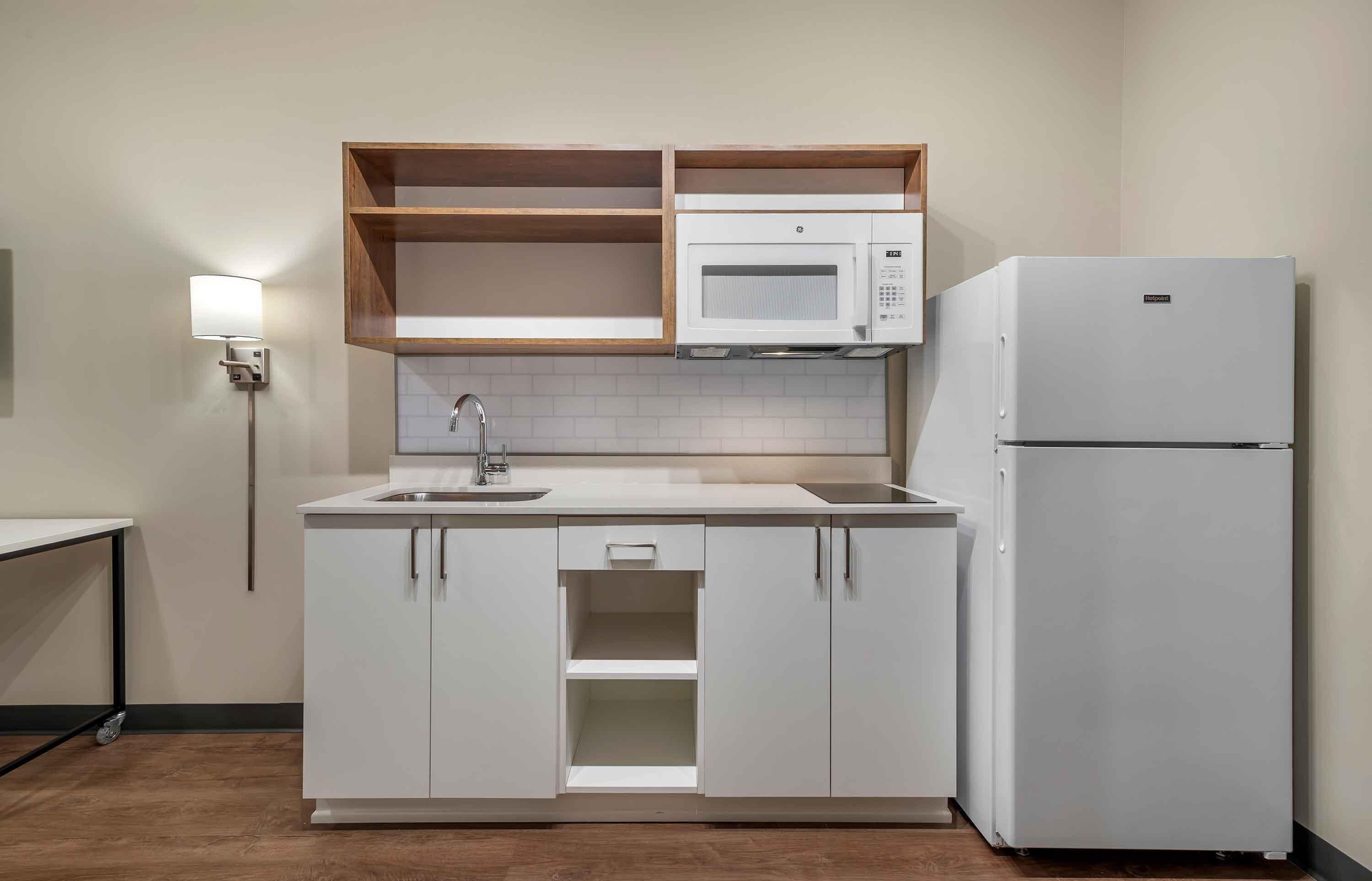 Estúdio standard, 1 cama King, para não fumantes, geladeira e micro-ondas | Cozinha privada | Geladeira grande, micro-ondas, cooktop