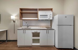 Standard-Studio, 1 King-Bett, Nichtraucher, Kühlschrank und Mikrowelle | Eigene Küche | Großer Kühlschrank, Mikrowelle, Herdplatte