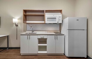 Refrigerador con freezer, microondas, placa de cocina