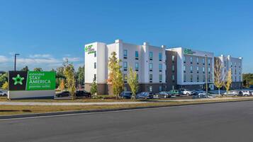 Un hôtel à plusieurs étages, avec une enseigne indiquant « Extended Stay America – suites de qualité supérieure ».