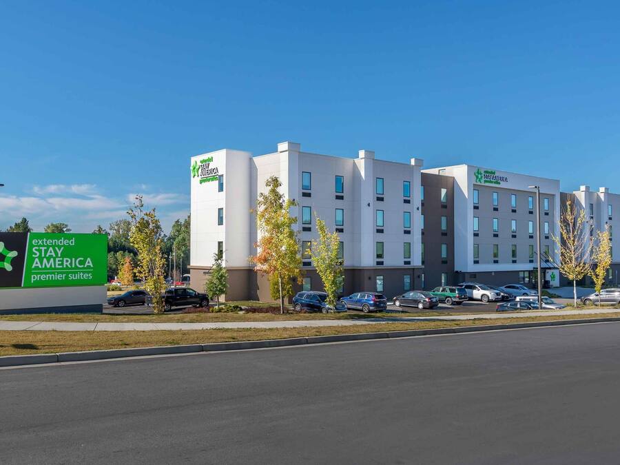 Un hôtel à plusieurs étages, avec une enseigne indiquant « Extended Stay America – suites de qualité supérieure ».