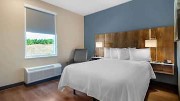 Standard Studio, 1 Queen Bed, Non Smoking, Refrigerator & Microwave