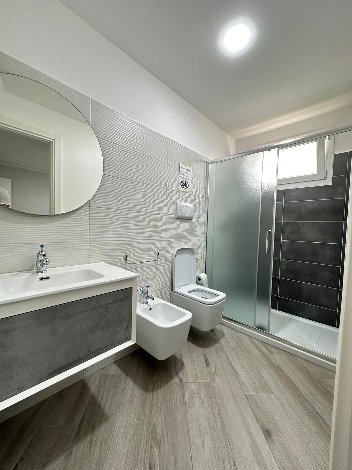Dusche, Haartrockner, Bidet, Handtücher
