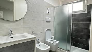 Dusche, Haartrockner, Bidet, Handtücher