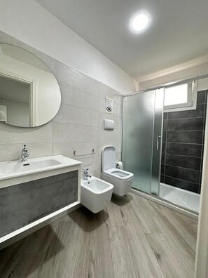 Dusche, Haartrockner, Bidet, Handtücher