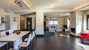 A modern interior with a dining area, kitchen, and living space. - Villa Abelizia with private pool (Chania)