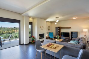 Smart-tv, eldstad och ett bordtennisbord