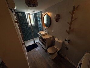 Douche, sèche-cheveux, serviettes fournies, savon