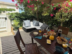 Outdoor dining - Apt La Franqui - Terrace - Greenery and sea view (Leucate)