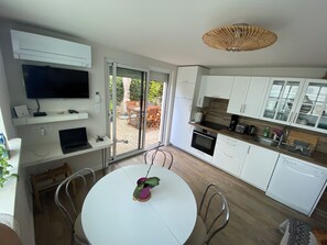 Fridge, microwave, oven, stovetop - Apt La Franqui - Terrace - Greenery and sea view (Leucate)