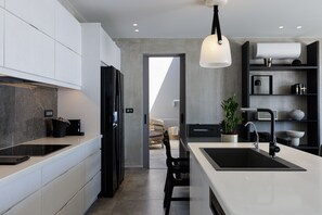 Køleskab, mikrobølgeovn, ovn, kogeplade