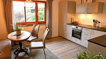 Wasserkocher mit Kaffee-/Teezubehör, Kühlschrank, Mikrowelle, Ofen