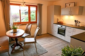 Een koelkast, een microgolfoven, een oven, een kookplaat