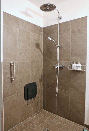 Dusche, Haartrockner, Handtücher