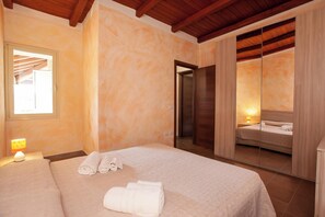 4 bedrooms, iron/ironing board, free WiFi, bed sheets - Holiday Apartment "Immerso nel verde" with Wi-Fi, Terrace & Garden (San Teodoro)