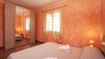 4 bedrooms, iron/ironing board, free WiFi, bed sheets