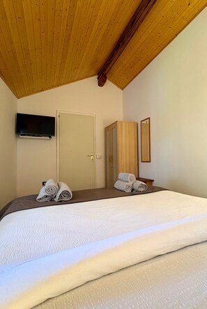1 dormitorio, tabla de planchar con plancha, wifi gratis y ropa de cama