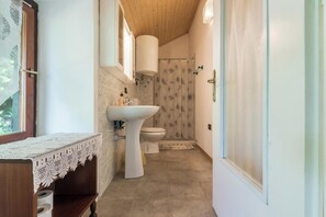 Douche, sèche-cheveux, serviettes fournies