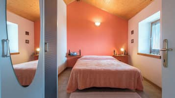 1 slaapkamer, een strijkplank/strijkijzer, gratis wifi, beddengoed