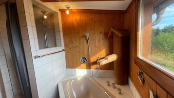 Kylpyamme, hiustenkuivaaja, pyyhkeet