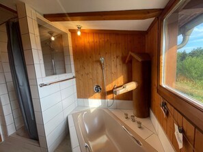 Bañera, secador de pelo, toallas