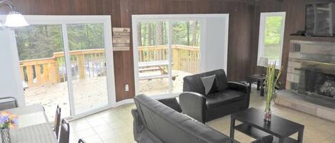 TV LCD, caminetto, tavolo da calcetto